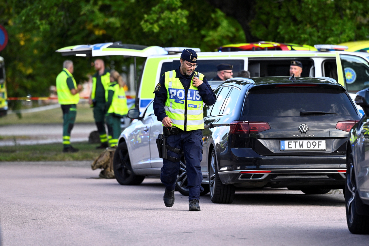 Police and emergency personnel work outside Brinellskolan during a major emergency response in Fagersta, central Sweden, Friday. (Reuters-Yonhap)