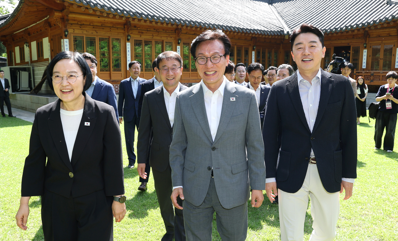 Prime Minister Han Seong-sook (from left, front row), Democratic Party chair Rep. Kim Min-seok and Cheong Wa Dae chief of staff Kang Hoon-sik are seen during a meeting of high-ranking officials of the ruling bloc in the prime minister's official residence in Seoul Sunday. (Yonhap)