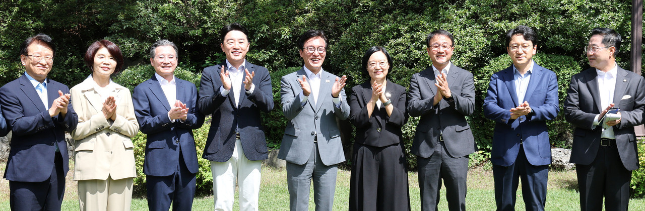 Prime Minister Han Seong-sook, Democratic Party of Korea leader Kim Min-seok, floor leader Han Byung-do, presidential Chief of Staff Kang Hoon-sik and presidential policy chief Kim Yong-beom pose for a photo at a senior party-government consultative meeting held at the prime minister's official residence in Samcheong-dong, Jongno-gu, Seoul, on Sunday. [Yonhap]