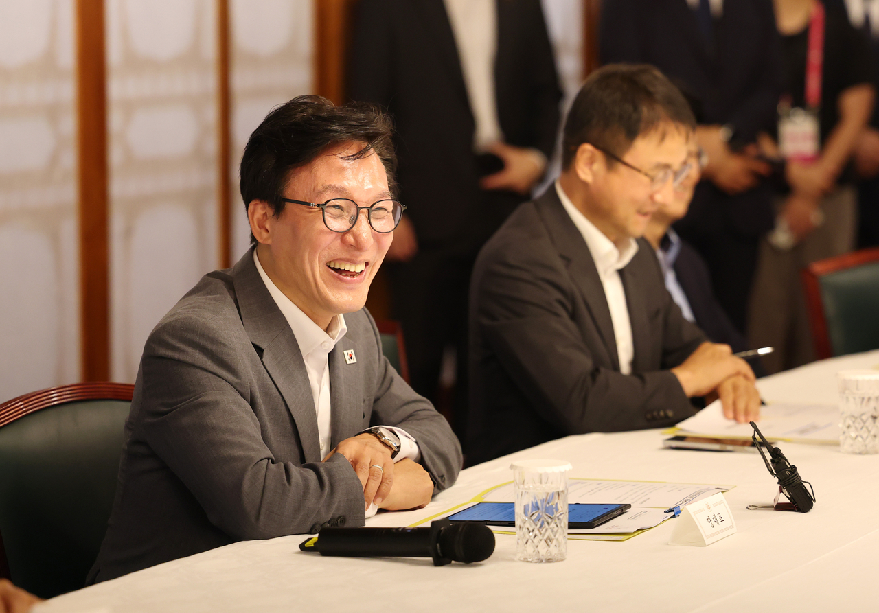 Democratic Party chair Rep. Kim Min-seok (left) and the party floor leader Rep. Han Byung-do are seen during a meeting of high-ranking officials of the ruling bloc in the prime minister's official residence in Seoul Sunday. (Yonhap)