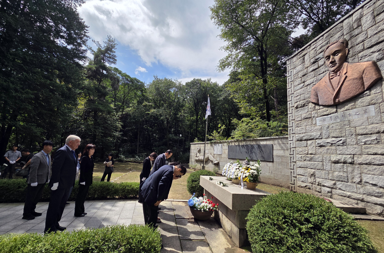 Jan van Zanen (front left), mayor of The Hague, Netherlands, pays his repsects to Korean independence activist Yi Jun in Seoul on Sunday. (Yonhap)