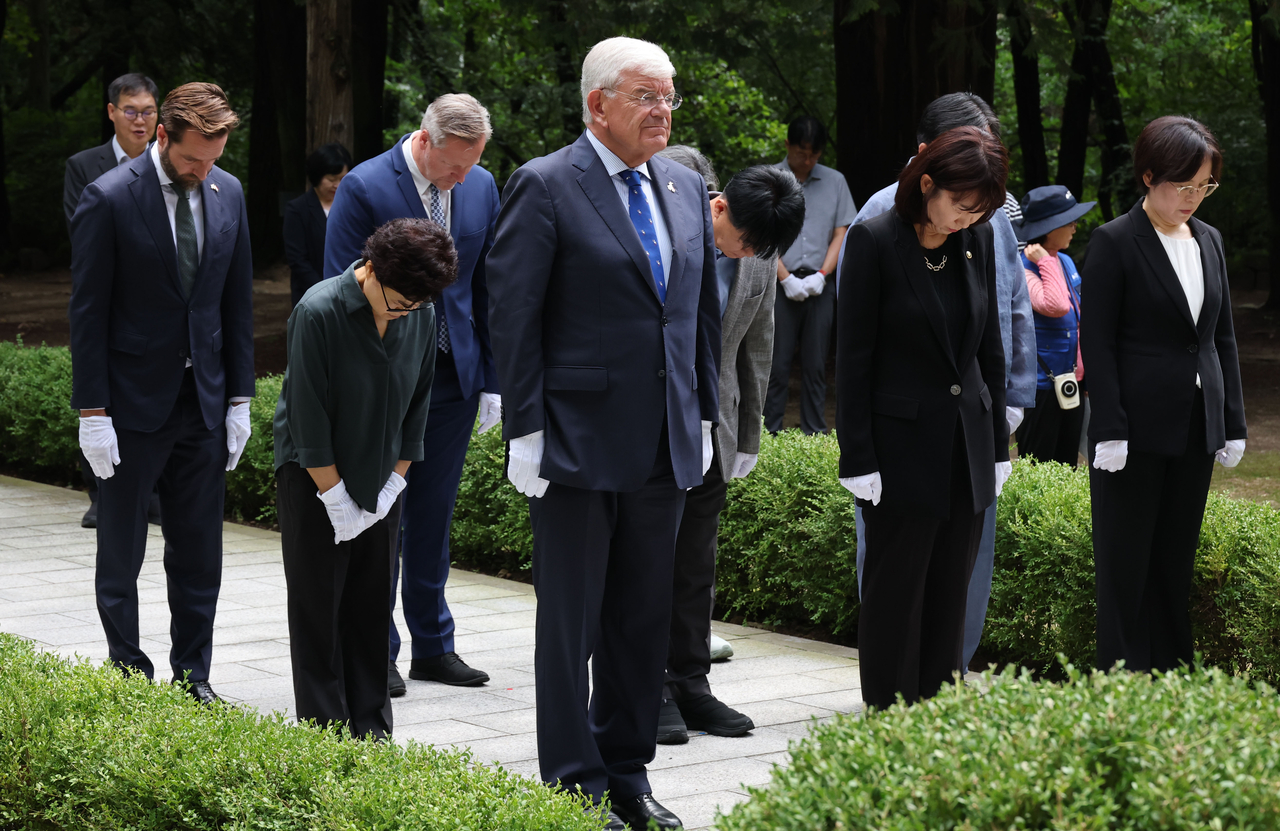 Jan van Zanen (front), mayor of The Hague, Netherlands, pays his repsects to Korean independence activist Yi Jun in Seoul on Sunday. (Yonhap)