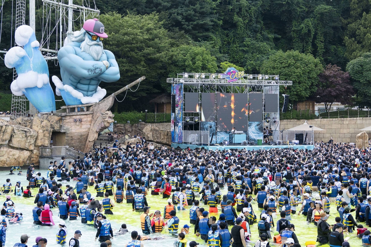 지난해 캐리비안 베이 파도풀에서 펼쳐진 워터 뮤직 풀파티 현장. [삼성물산 제공]