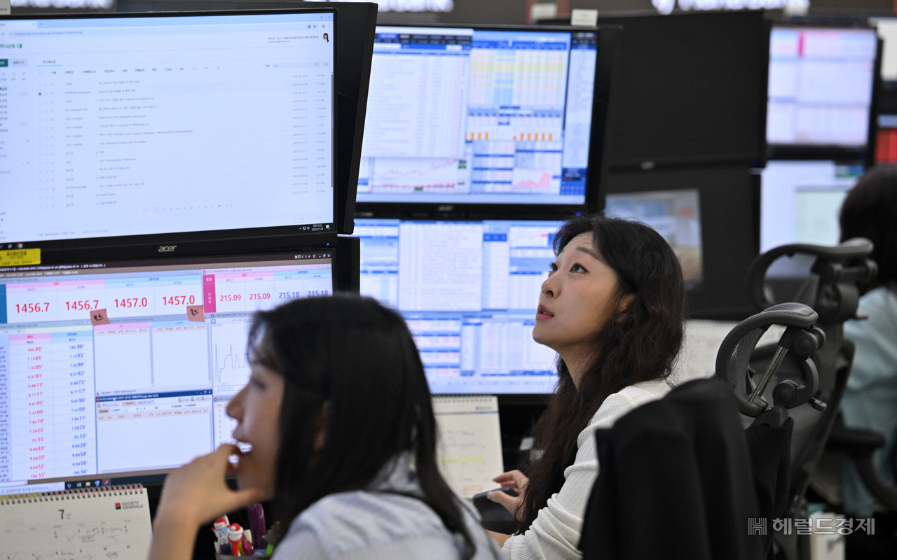 An employee monitors economic indicators at the Hana Bank dealing room in Jung-gu, Seoul. (Lim Se-jun)