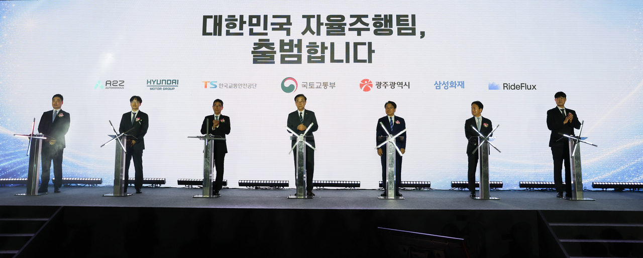 지난 5월 13일 전남광주 김대중컨벤션센터에서 열린 자율주행 실증도시 조성 사업 업무협약식에서 주요 참석자들이 전자 서명에 앞서 기념촬영을 하고 있다. 왼쪽부터 한지형 오토노머스A2Z 대표, 박민우 현대차·기아 AVP본부장(사장), 정용식 한국교통안전공단 이사장, 김윤덕 국토교통부 장관, 강기정 당시 광주광역시장, 이문화 삼성화재 사장, 박중희 라이드플럭스 대표. [현대차 제공]