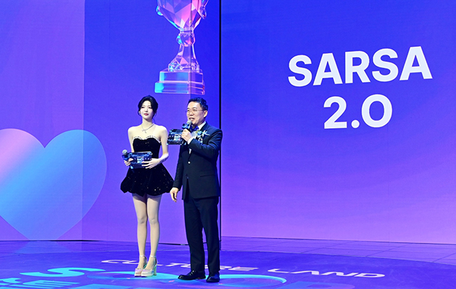 SOOP 서수길 대표가 지난해 12월 열린 2025 스트리머 대상에서 스트리머의 매니저 역할을 수행하는 AI 매니저 ‘쌀사(SARSA) 2.0’를 소개하고 있다 [사진, SOOP]