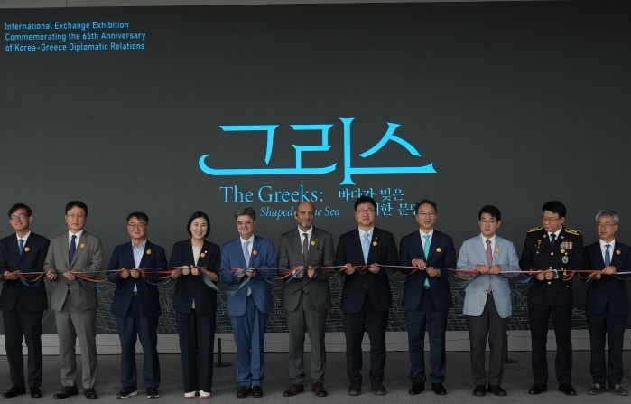 Korean Maritime Vice Minister Nam Jae-heon (7th from left), INMM Director Woo Dong-sik (8th from left), Greek Vice Culture Minister Jason Fotilas (6th from left) and Greek Ambassador Loukas Tsokos (5th from left) attend a ribbon-cutting ceremony at the Incheon National Maritime Museum in Incheon on Monday.  INMM
