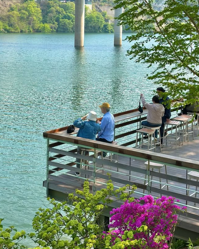 Outdoor terrace seating at a cafe in Namyangju, Gyeonggi Province, overlooking the Bukhan River. (Threads)