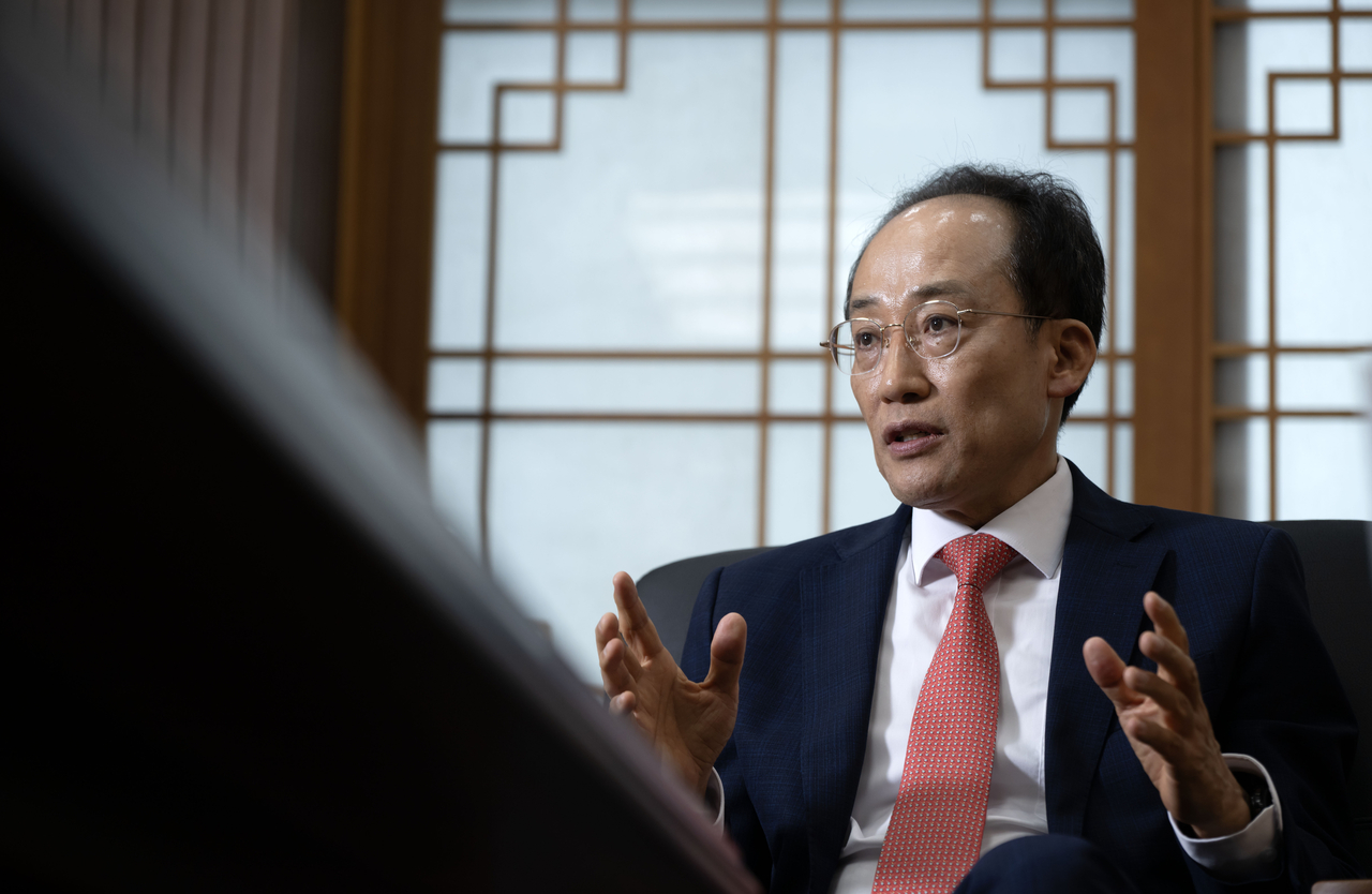 Daegu Mayor Choo Kyung-ho speaks during an interview at his office in the Sanggyeok campus of Daegu City Hall in Buk-gu on Friday. Photo by Lim Se-jun
