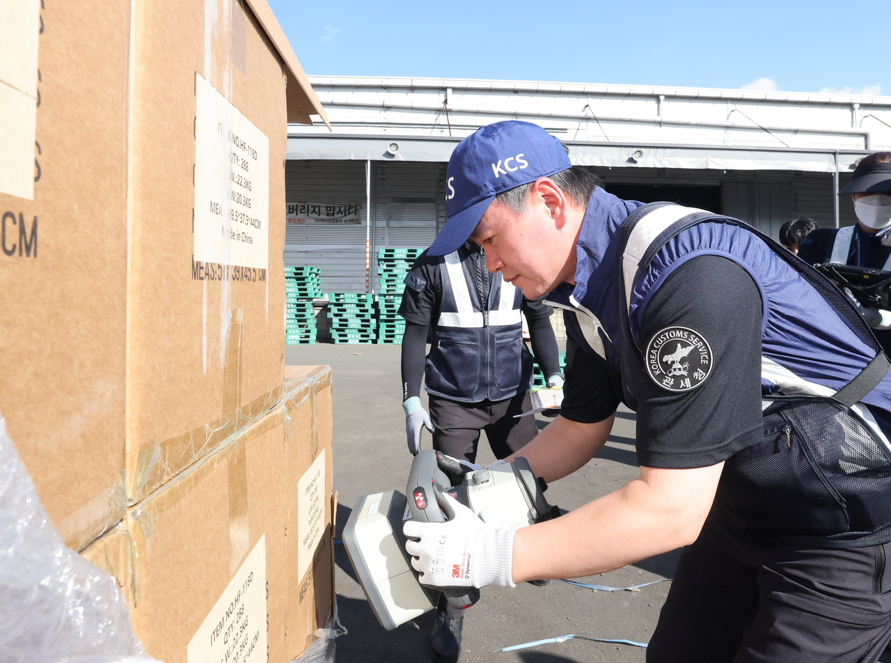 Lee Jong-wook, chief of the Korea Customs Service, conducts a field inspection at the Incheon Harbor on Aug. 12, in this photo provided by the KCS. (KCS via Yonhap)