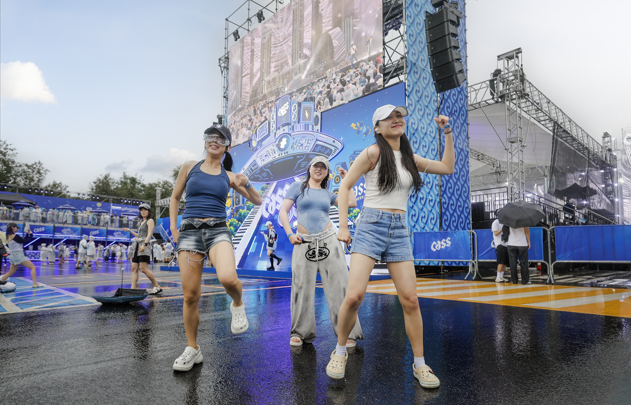 지난 ﻿22일 경기 과천 서울랜드에서 열린 야외 뮤직 페스티벌 ‘2026 카스쿨 페스티벌(CassCool Festival)’을 찾은 관객들이 ﻿프레시 스테이지 앞에서 음악과 함께 축제를 즐기고 있다. [사진=카스]
