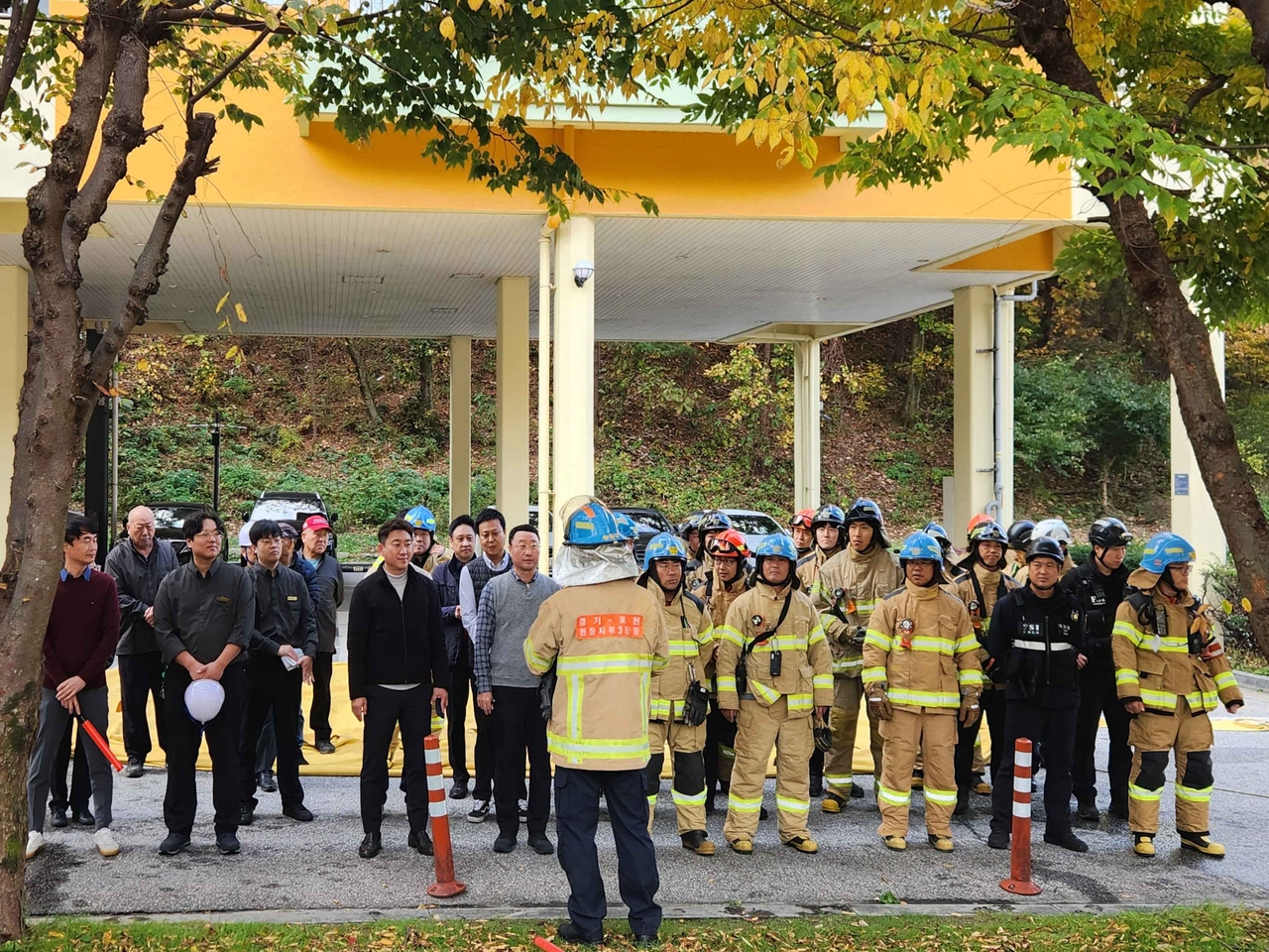 한화리조트 산정호수 임직원들이 소방서와 합동 훈련을 진행하고 있다. [한화호텔앤드리조트 제공]