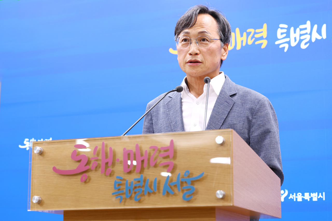 Kim Dong-gu, housing office director general of the Architecture Planning Bureau, speaks at Seoul City Hall on Monday. (Yonhap)