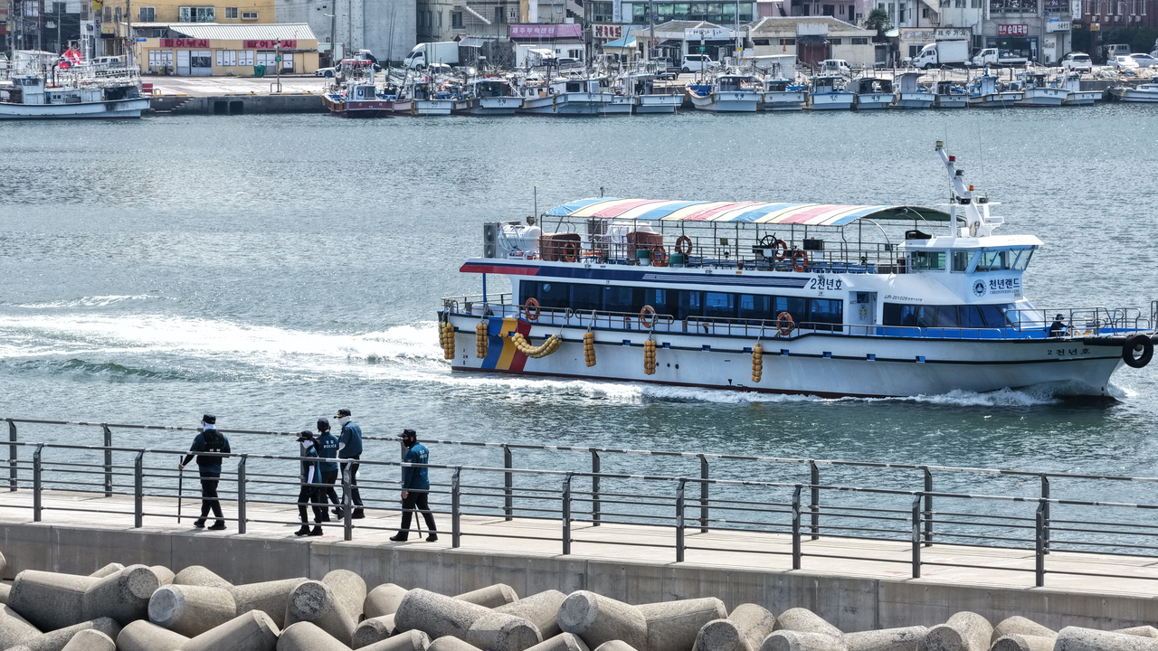 Police conduct a search for 37-year-old Jang Mi-ran in a harbor in Jeju City on Monday. She was found dead later in the day, over three months after she was first reported missing. (Yonhap)