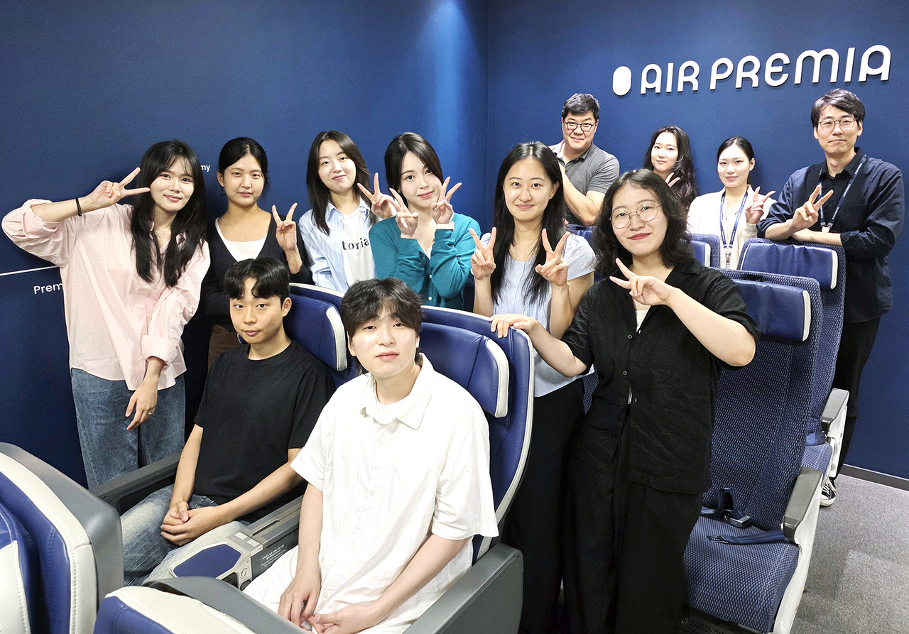 에어프레미아 ‘2026년 제1차 항공일자리 청년인턴 프로그램’ 참가자들이 인턴십 활동을 진행하고 기념촬영을 하고 있다. [에어프레미아 제공]