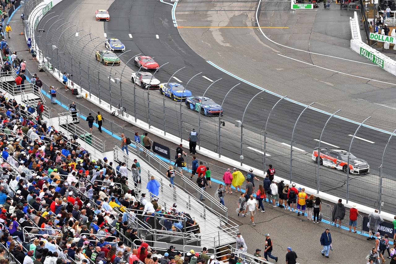 23일(현지시간) 미국 뉴햄프셔주 라우던의 뉴햄프셔 모터 스피드웨이에서 열린 NASCAR 컵 시리즈 자동차 경주 모습. [AP]