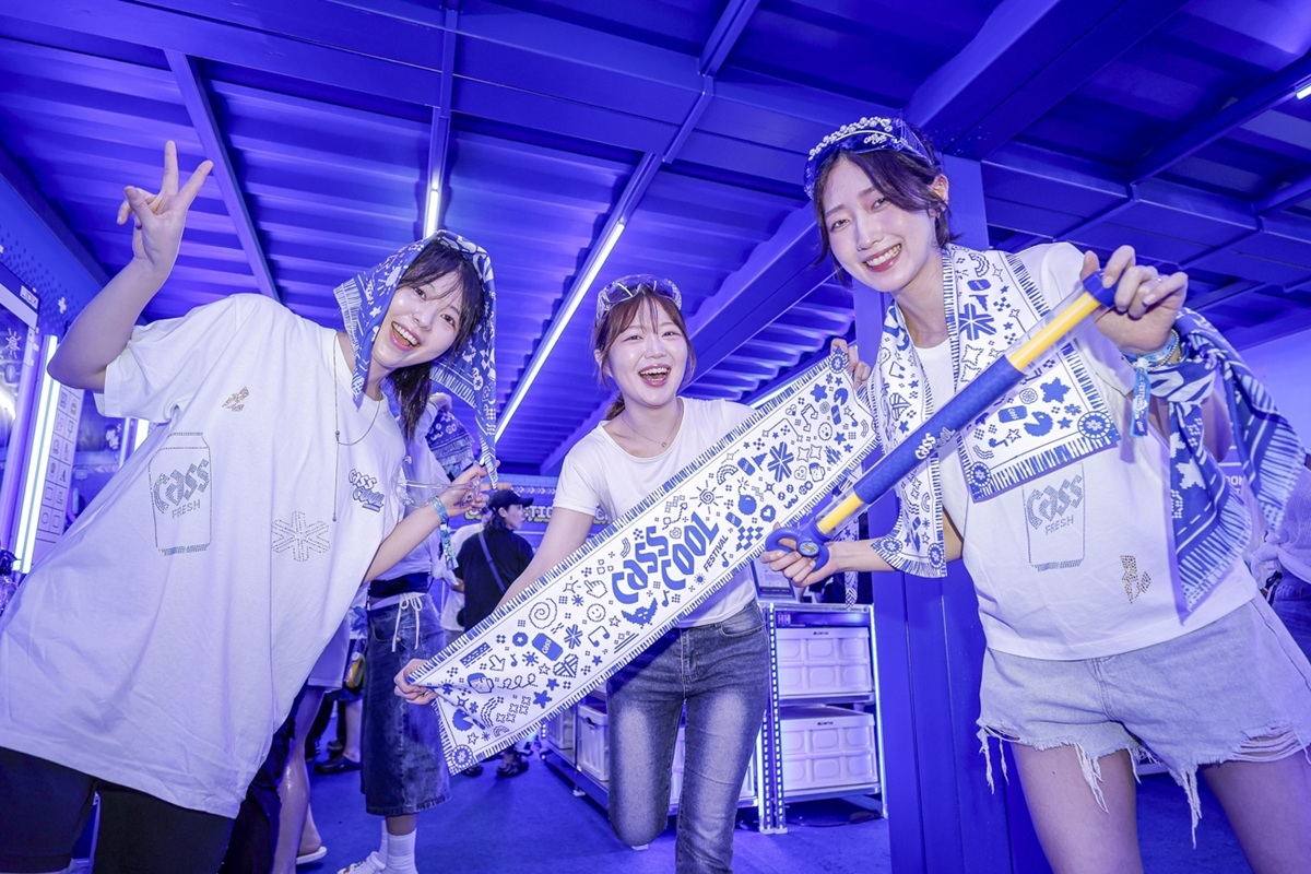 지난 ﻿22일 경기 과천 서울랜드에서 열린 야외 뮤직 페스티벌 ‘2026 카스쿨 페스티벌(CassCool Festival)’을 찾은 관객이 ﻿﻿카스쿨 굿즈를 직접 꾸밀 수 있는 DIY 체험존 ‘스웨그샵’을 즐기고 있다. [사진=카스]