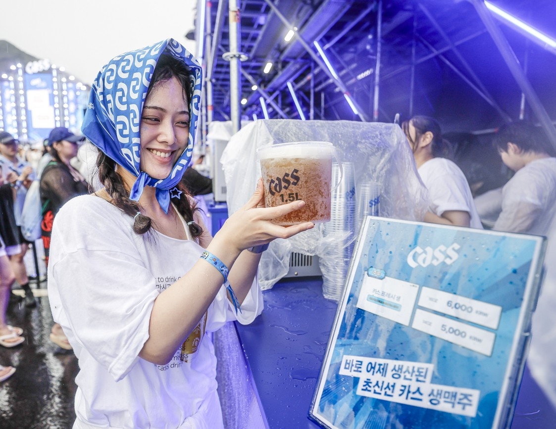 지난 ﻿22일 경기 과천 서울랜드에서 열린 야외 뮤직 페스티벌 ‘2026 카스쿨 페스티벌(CassCool Festival)’을 찾은 관객들이 신선한 카스 생맥주를 즐기고 있다. [사진=카스]
