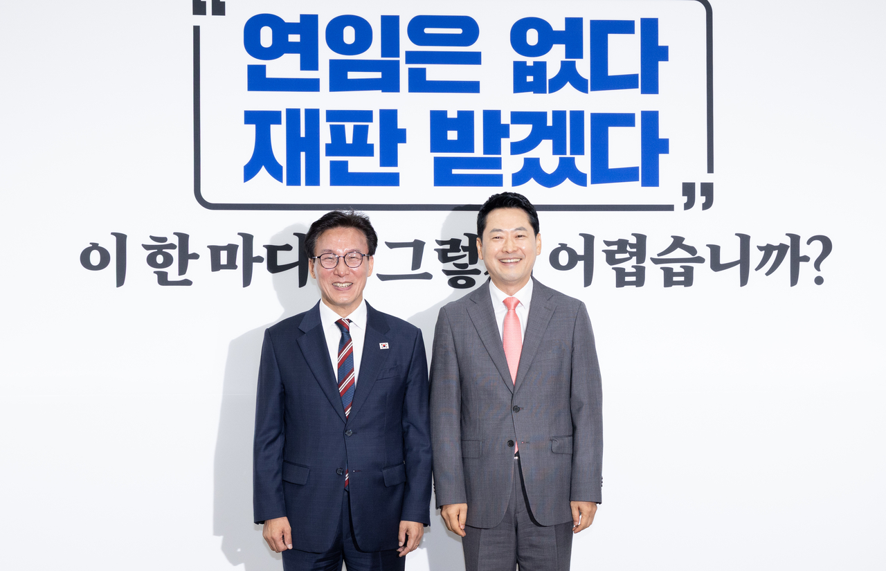 김민석 더불어민주당 대표가 24일 오전 서울 여의도 국회에서 취임 인사차 장동혁 국민의힘 대표를 예방해 기념촬영을 하고 있다. 윤창빈 기자
