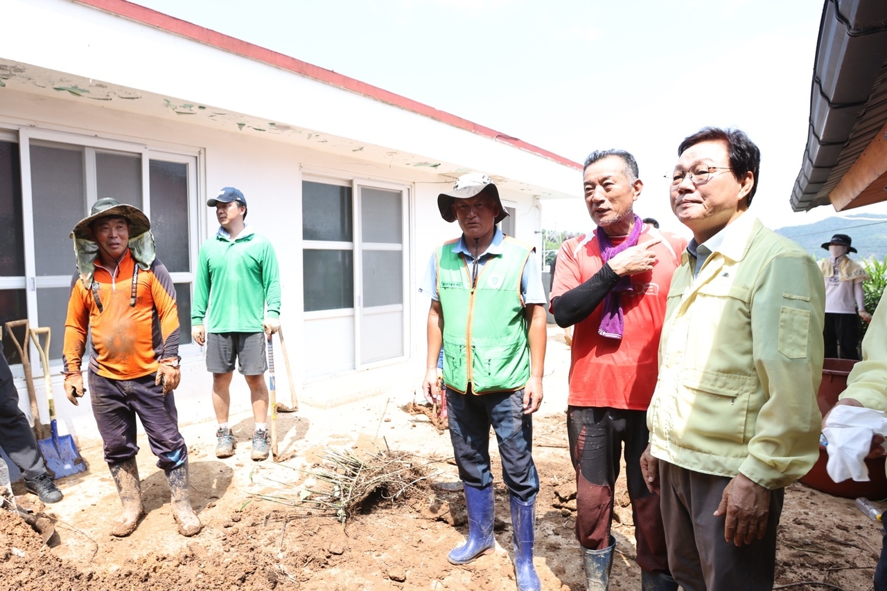 박완수 지사가 주말인 지난 22일 통영시 수해복구 현장을 찾아 산사태 피해와 복구 상황과 현장 지원체계를 점검하고 복구에 힘쓰고 있는 관계자들을 격려했다. [경남도 제공]