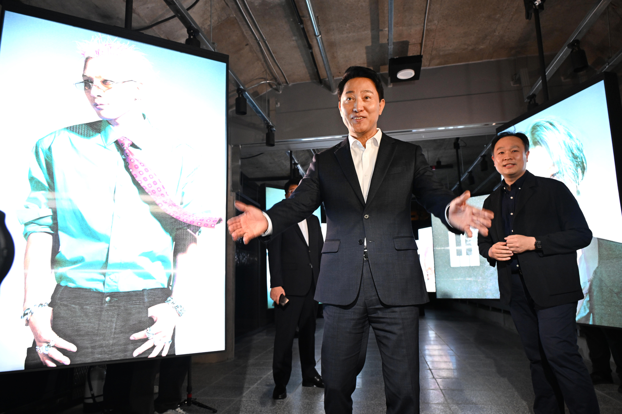 Seoul Mayor Oh Se-hoon (front) visits K-Culture Station during its opening ceremony, Monday in central Seoul. (Seoul Metropolitan Government)
