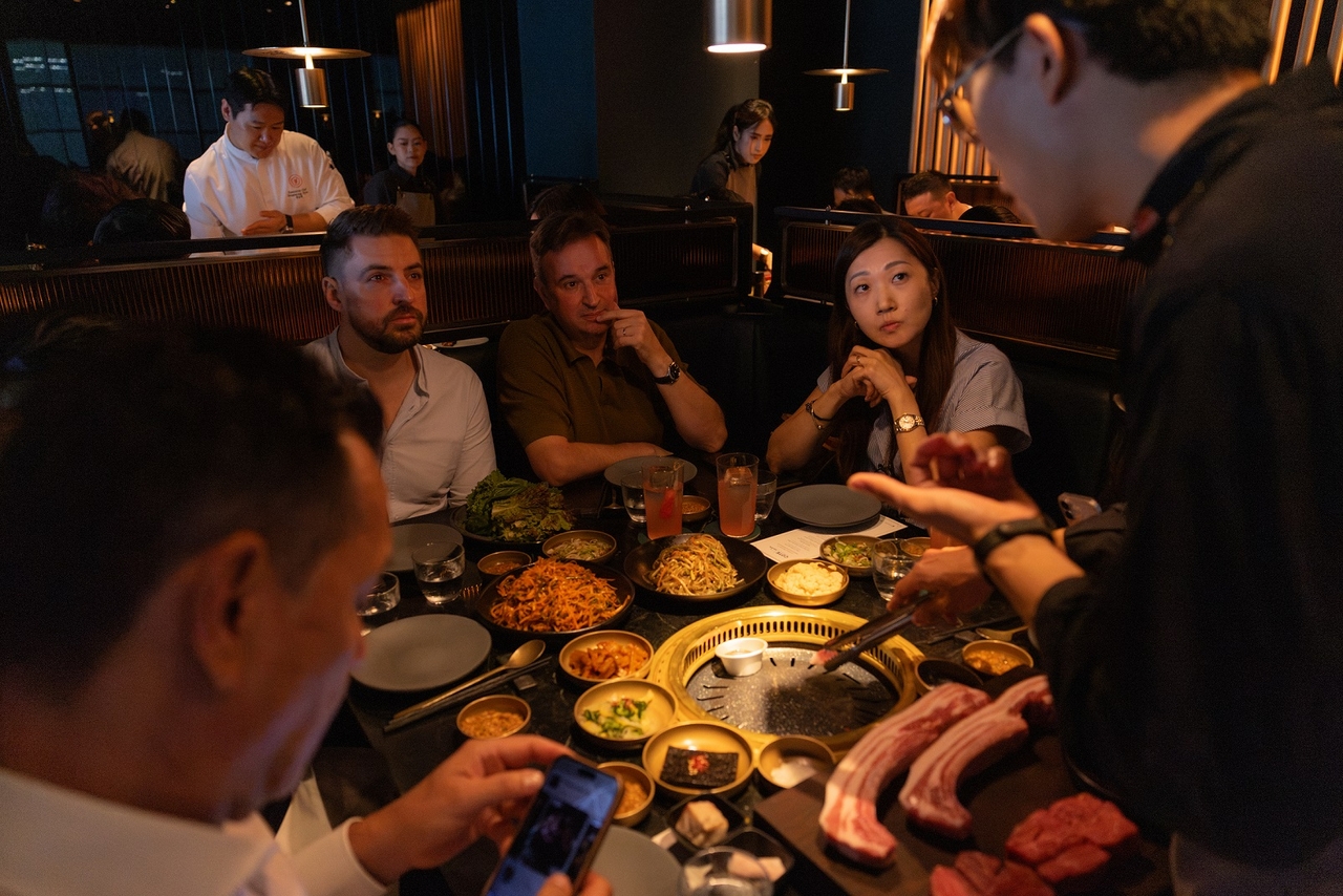 Consumers learn about hanwoo and handon -- Korean beef and pork, respectively -- with a live grilling demonstration. (aT)
