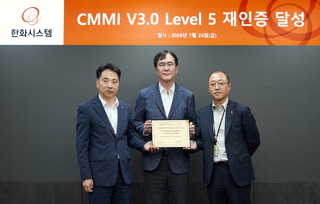 한화시스템이 ‘CMMI 버전 3.0’ 인증에서 최고 등급인 레벨5를 획득했다. 왼쪽부터 오줄현 한화시스템 품질경영실장, 정상욱 CMMI 선임심사원, 이동휘 한화시스템 레이다연구소장. [한화시스템 제공]