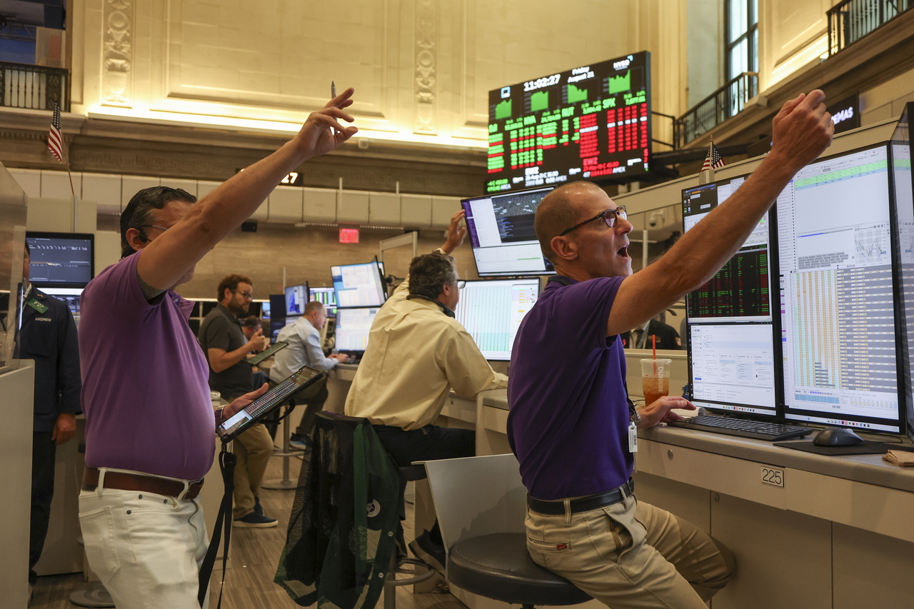 Traders work on the floor of the New York Stock Exchange during morning trading on Sunday (local time). [EPA]