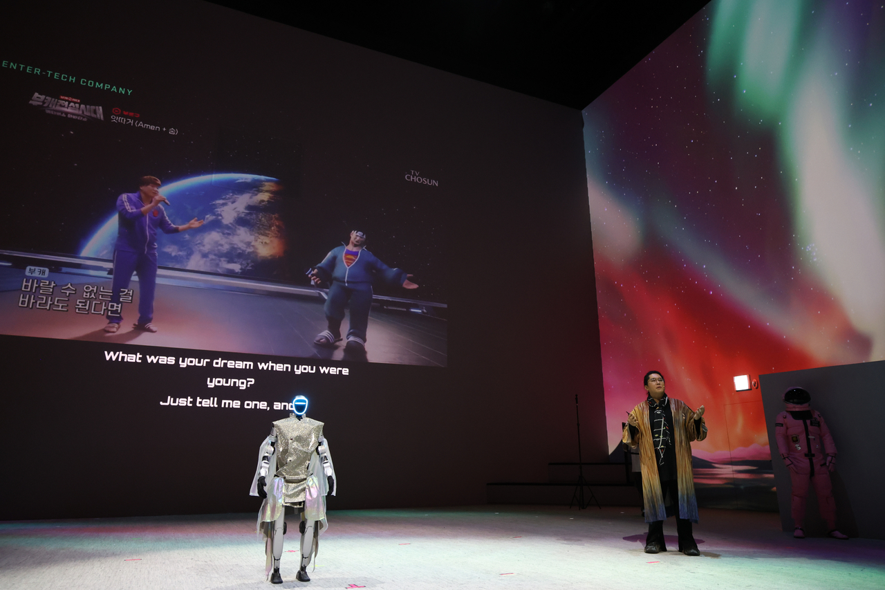 Choi Yong-ho, CEO of Galaxy Corporation, speaks during the grand opening of Galaxy Robot Park in Gangdong-gu, Seoul, Friday. (Yonhap)