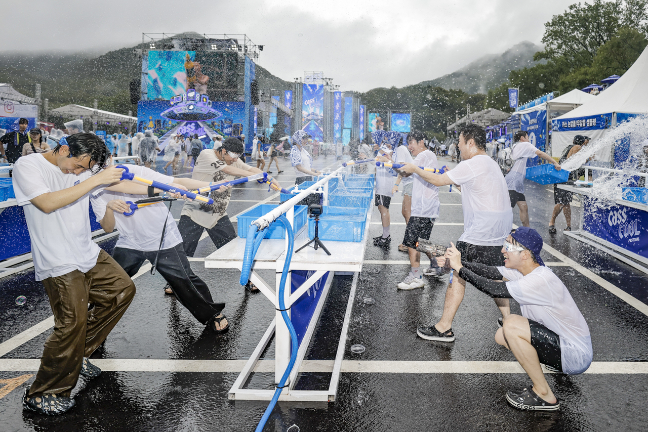 지난 ﻿22일 경기 과천 서울랜드에서 열린 야외 뮤직 페스티벌 ‘2026 카스쿨 페스티벌(CassCool Festival)’을 찾은 관객들이 다양한 워터 액티비티를 즐기고 있다. [사진=카스]