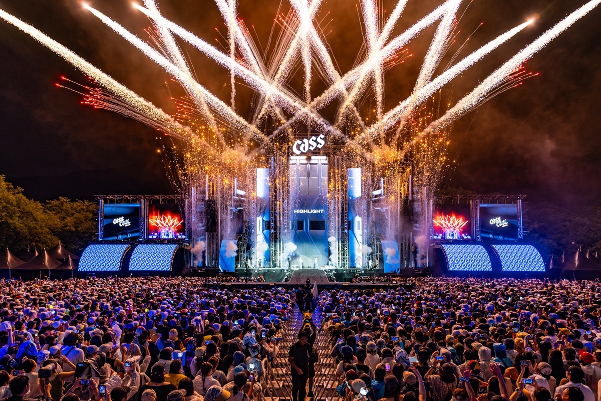 지난 ﻿22일 경기 과천 서울랜드에서 열린 야외 뮤직 페스티벌 ‘2026 카스쿨 페스티벌(CassCool Festival)’을 찾은 관객들이 K-POP 공연을 즐기고 있다. [사진=카스]