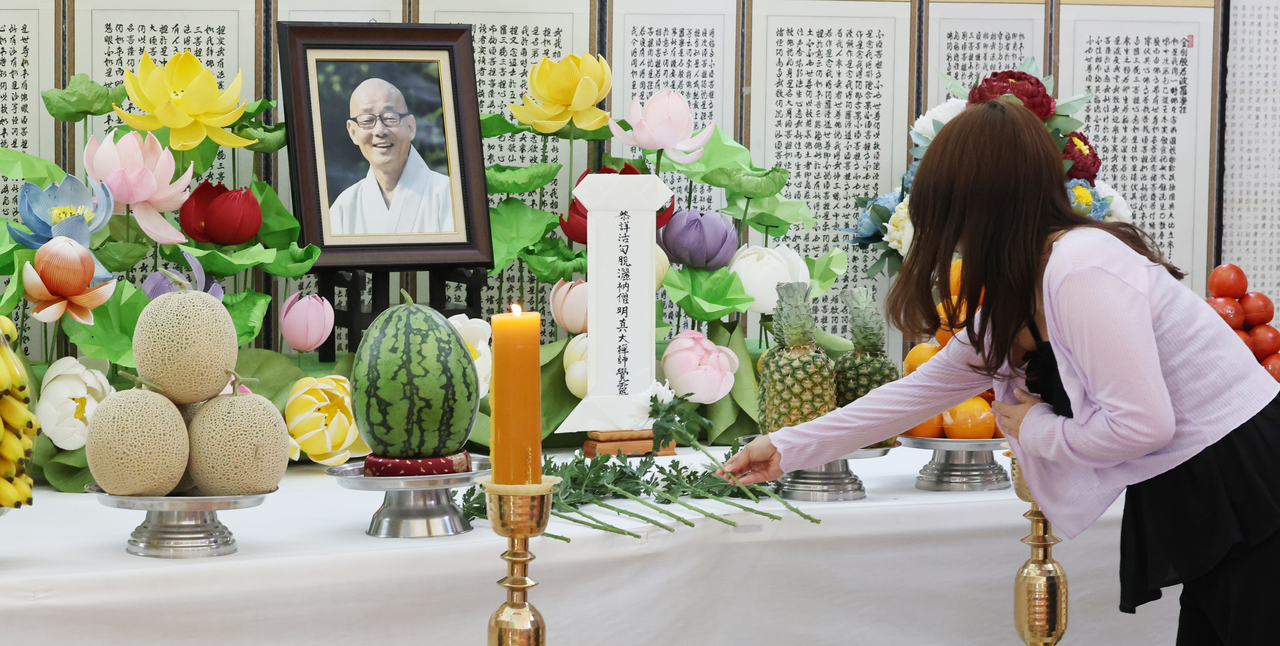 23일 서울 강남구 봉은사 선불당에 마련된 봉은사 전 주지 명진스님의 빈소에 시민들이 조문하고 있다. 영결식은 오는 25일 오전 10시 봉은사에서 거행될 예정이다. 이후 다비식은 대한불교조계종 제5교구본사 법주사에서 봉행된다.  [뉴시스]