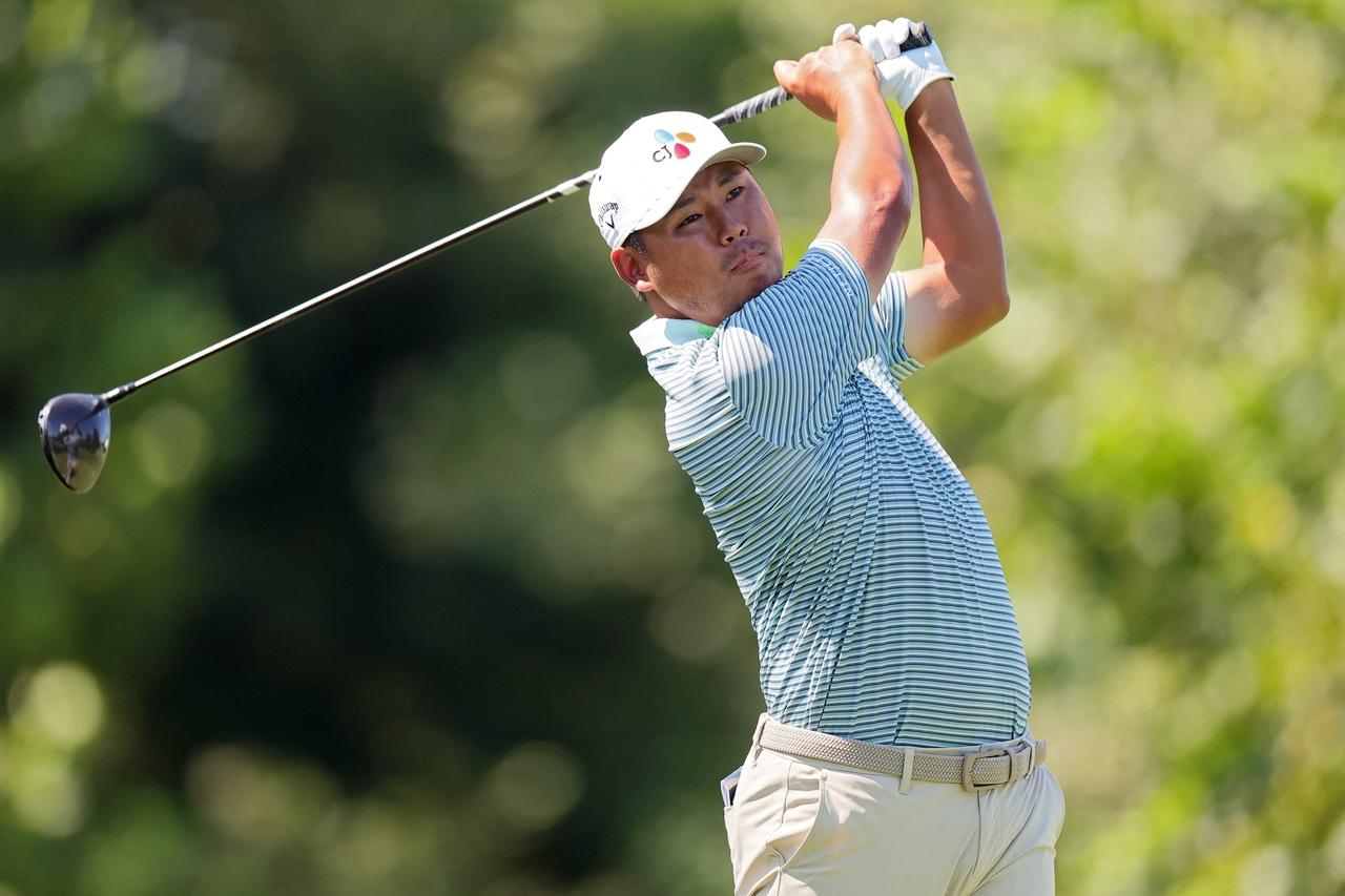 Kim Si-woo of South Korea tees off on the eighth hole during the second round of the BMW Championship at Bellerive Country Club in St. Louis on Friday, in this Getty Images photo. (Yonhap)