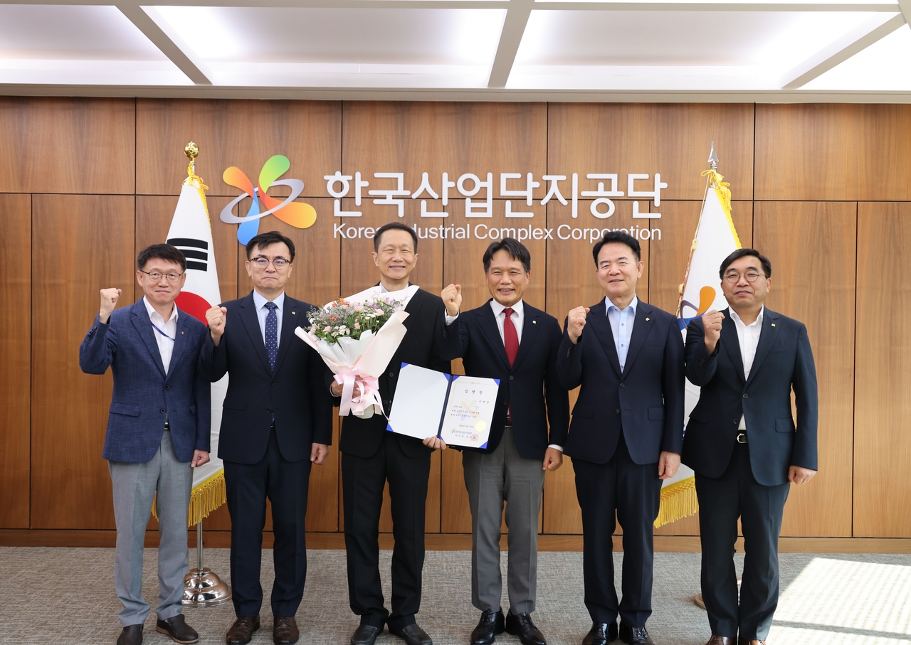 한국산업단지공단(이사장 이상훈)은 8월 24일 대구 본사에서 「M.AX 표준·인증센터」 신임 센터장 임명장 수여식과 현판식을 개최하고, 제조업 AI 전환을 지원하기 위한 표준·인증 전담체계를 본격 가동한다고 밝혔다. 사진은 왼쪽 세 번째부터 이헌중 M.AX 표준·인증센터장, 이상훈 한국산업단지공단 이사장, 홍순범 한국산업단지공단 부이사장. [산단공[