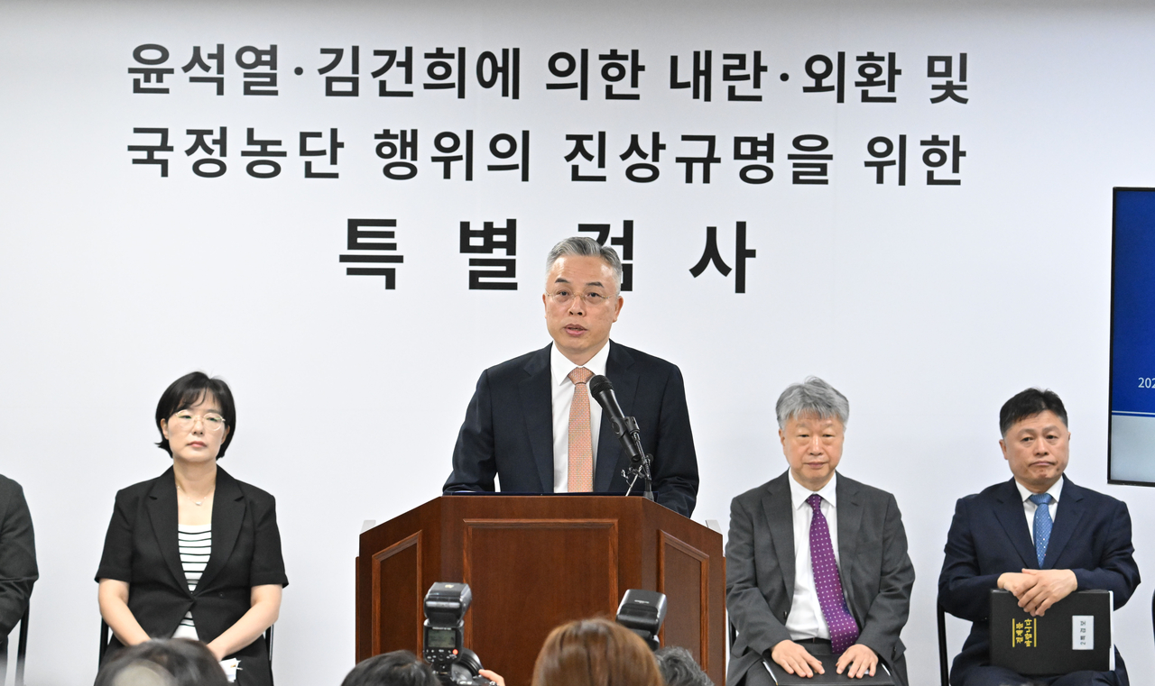권창영 2차 종합특검팀 특별검사가 24일 오전 경기도 과천시 2차 종합특검팀 사무실에서 최종 수사결과 브리핑을 하고 있다. 3대 특검 이후 남은 의혹을 수사해 온 권창영 2차 종합특별검사팀은 지난 23일 180일간의 수사를 마무리했다. 특검팀은 수사 종료일까지 윤석열 전 대통령과 김건희 여사를 비롯해 총 58명을 기소했다. 과천=임세준 기자