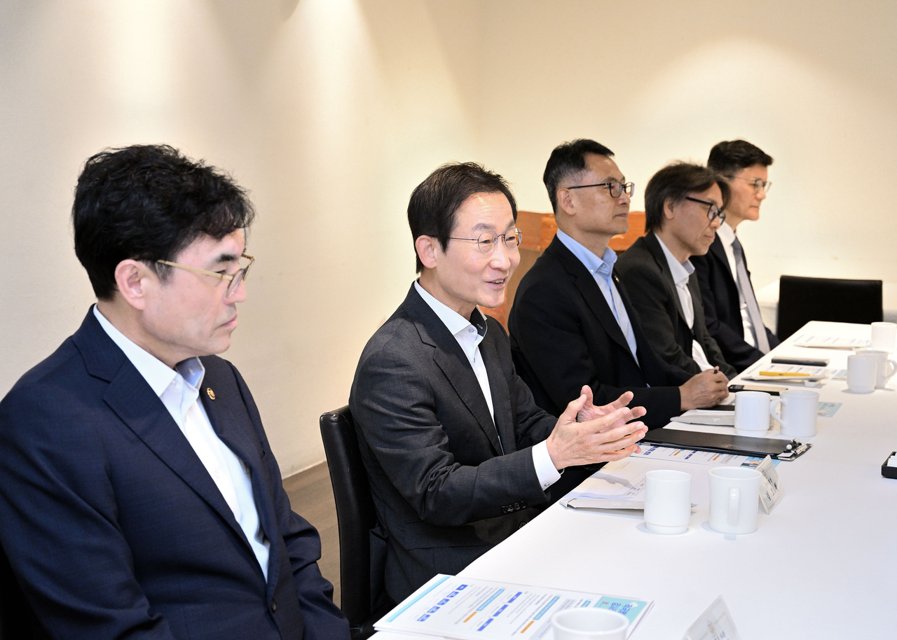 김호철 감사원장이 24일 산업통상부 등 중앙 행정 기관 차관 9명을 초청해 취임 후 첫 조찬 간담회를 가지고 있다. 감사원 제공