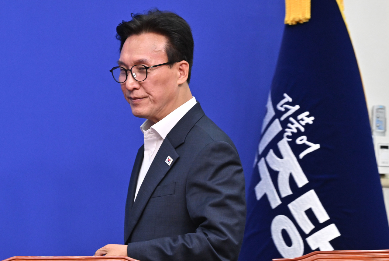 Democratic Party of Korea leader Kim Min-seok attends a supreme council meeting at the National Assembly in Yeouido, Seoul, on Monday morning. Photo by Lim Se-jun