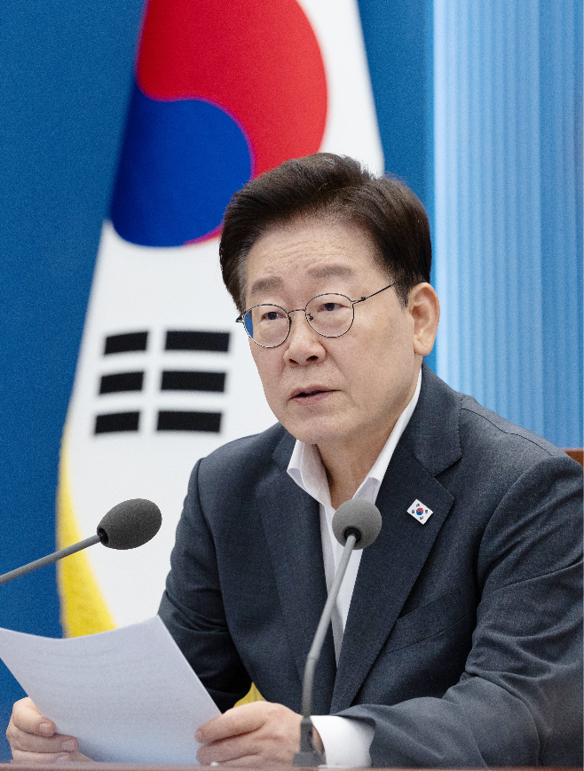 President Lee Jae Myung speaks during the anticorruption policy council meeting at Cheong Wa Dae in Seoul on Friday. (Yonhap)