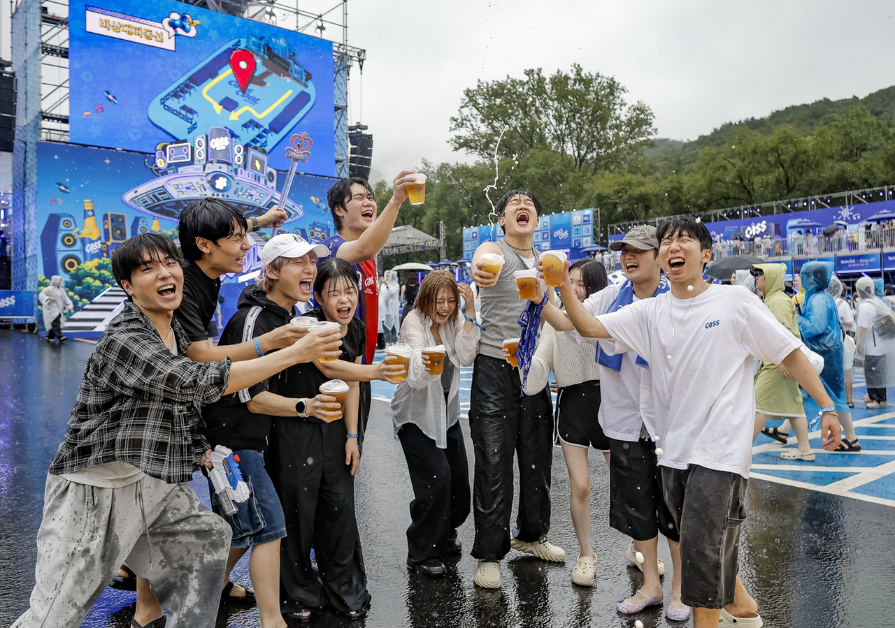 지난 ﻿22일 경기 과천 서울랜드에서 열린 야외 뮤직 페스티벌 ‘2026 카스쿨 페스티벌(CassCool Festival)’을 찾은 관객들이 신선한 카스 생맥주를 즐기고 있다. [사진=카스]