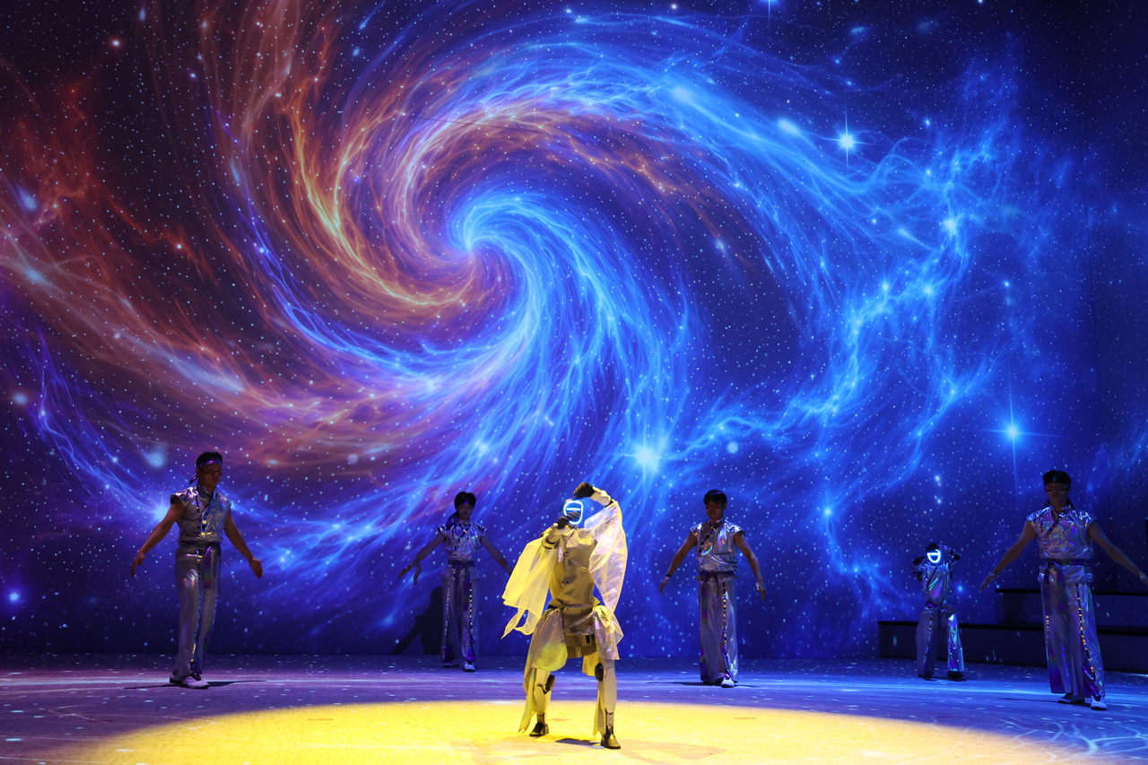 A humanoid robot performs during the grand opening of Galaxy Robot Park in Gangdong-gu, Seoul, Friday. (Yonhap)