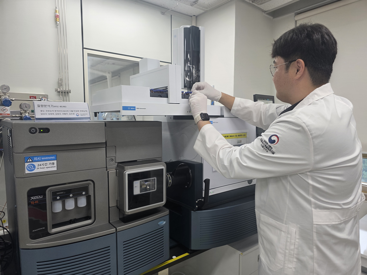 A researcher at the National Agricultural Products Quality Management Service uses an atmospheric pressure gas chromatograph to test agricultural produce for pesticide residues. [National Agricultural Products Quality Management Service]