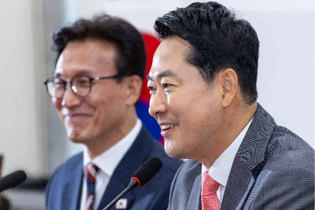 Democratic Party Chair Rep. Kim Min-seok (left) and People Power Party Chair Rep. Jang Dong-hyeok meet at the National Assembly on Monday. (Yonhap)