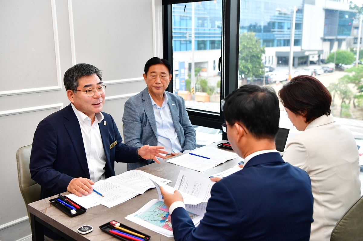 전남광주통합특별시 담양군은 24일 광주 첨단산업권과 연계한 ‘첨단4지구 기업형 도시’ 조성을 통합시 북부권 공동 발전 사업으로 제안했다.
