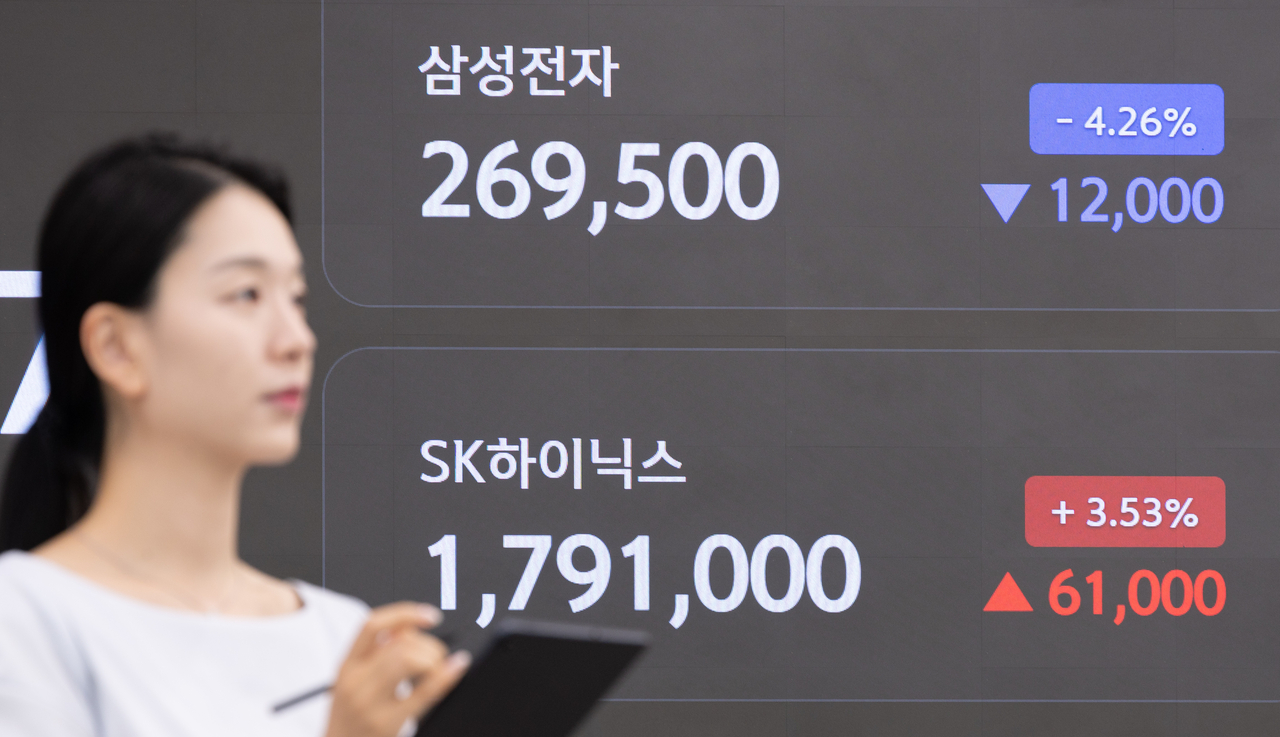 코스피가 하락세로 장을 출발한 24일 오전 서울 중구 신한은행 로비 전광판에 삼성전자와 SK하이닉스 주가가 표시돼 있다. 윤창빈 기자
