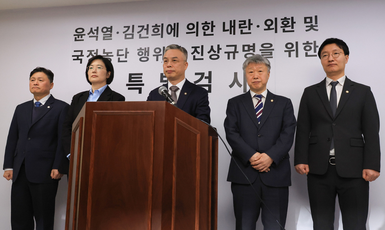 권창영 2차 종합특별검사(가운데)가 지난 2월 25일 경기도 과천시 2차 종합특검 사무실에서 출범 뒤 첫 브리핑을 하는 모습. [연합]