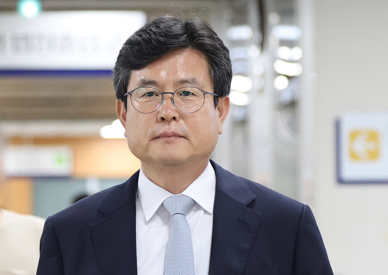 비상계엄 이후 사후 문건을 작성한 혐의로 기소된 강의구 전 대통령실 부속실장이 지난 5월, 서울 서초구 서울중앙지법에서 열린 1심 선고에 출석하기 위해 법정으로 향하고 있다.