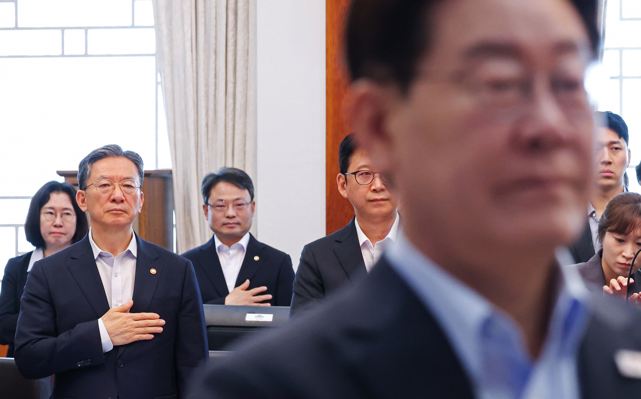 이재명 대통령과 정성호 법무부 장관이 지난 4일 청와대에서 열린 국무회의에서 국민의례를 하고 있다. [연합]