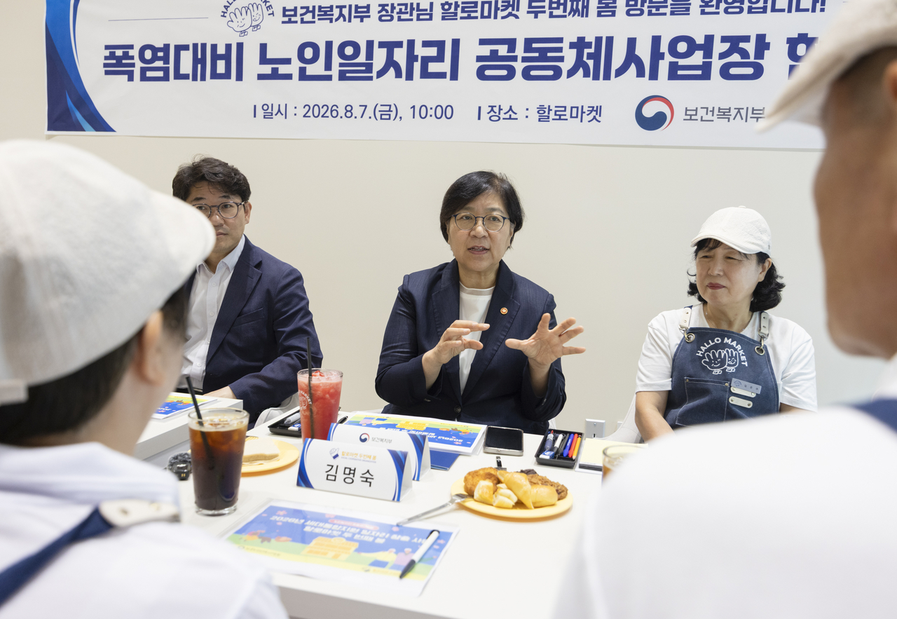 Minister of Health and Welfare Jeong Eun-kyeong visits "Hallo Market Second Spring" in Gangdong-gu, Seoul, on Aug. 7 to inspect a senior employment program operating indoors during a heat wave. [Yonhap]