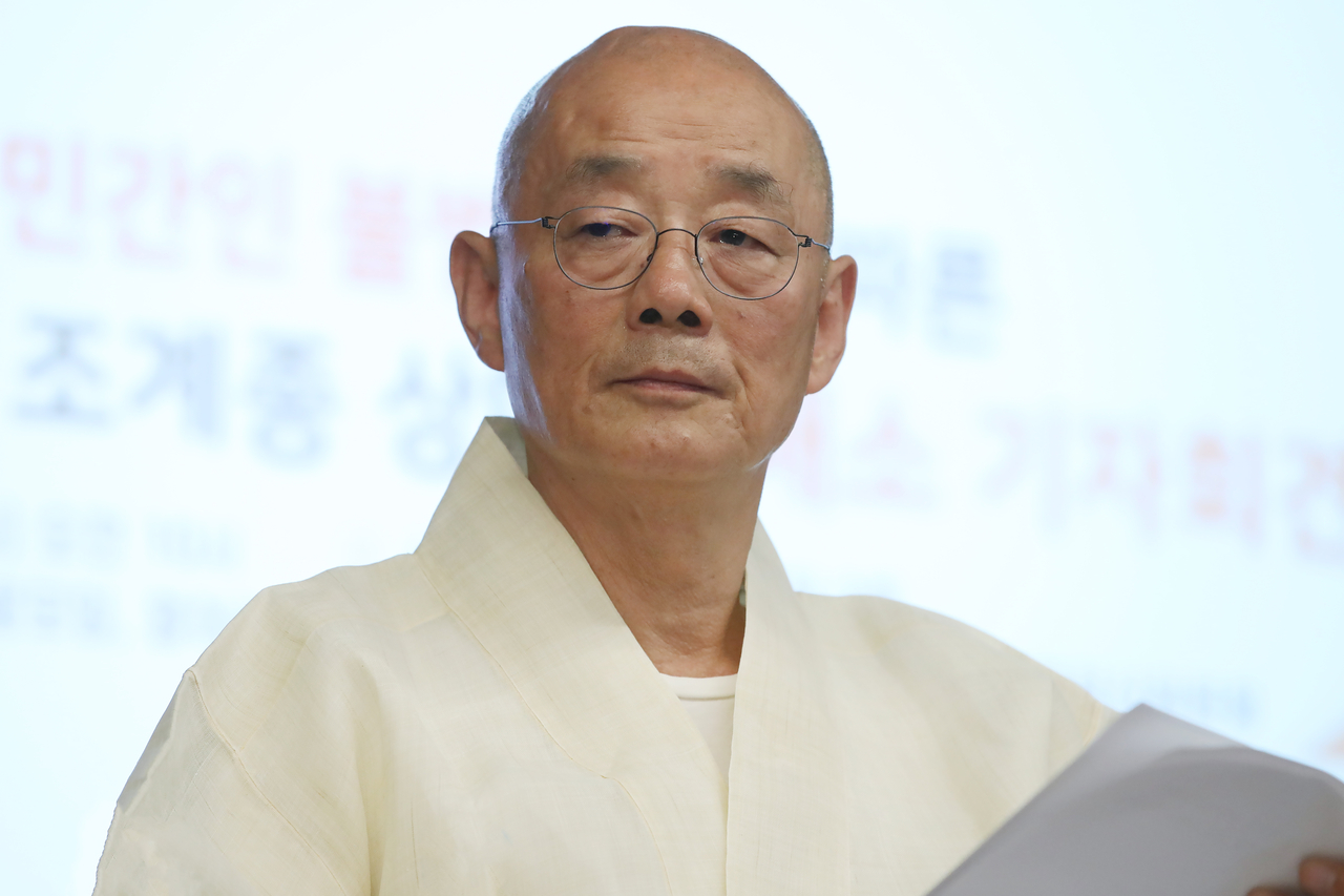 봉은사 주지를 지낸 명진스님이 22일 입적했다. 고인의 장례는 25일 종교시민사회장으로 엄수된다. [연합]