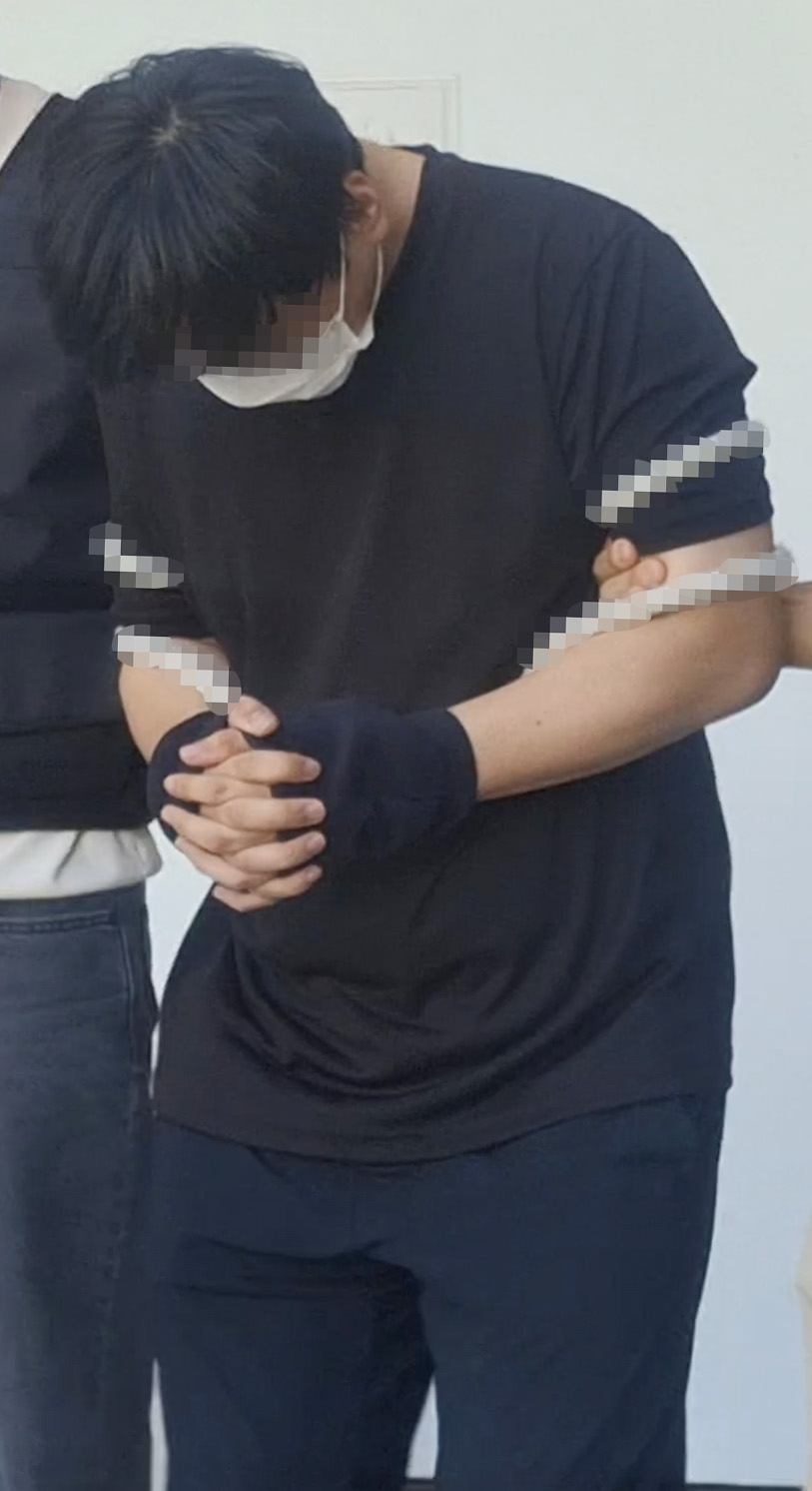 실종사건 허위 종결 혐의로 전날 긴급체포된 제주 A 경장이 23일 오후 제주동부경찰서 유치장을 나와 호송차로 이동하고 있다. [연합]
